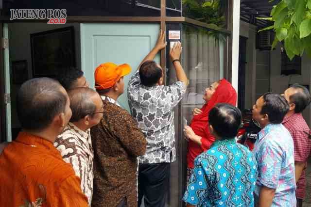 COKLIT : KPU Kota Semarang tampak melakukan coklit di kediaman Wakil Walikota Semarang Hevearita Gunaryanti Rahayu di Perumahan Bukit Sari Jalan Bukit Duta No.12 Semarang. FOTO : PRAST WD / JATENG POS