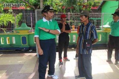 Usai ditegur keras oleh Bupati Abdul Hafidz belum lama ini,  para PKL akhirnya mau melakukan bersih-bersih di kawasan Alun-alun Rembang kemarin. 