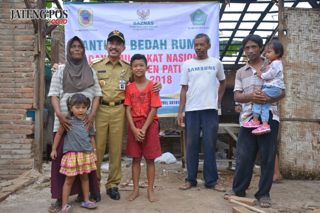 FOTO BERSAMA: Bupati Haryanto foto bersama keluarga Jurio, penerima bantuan Baznas. foto:istimewa