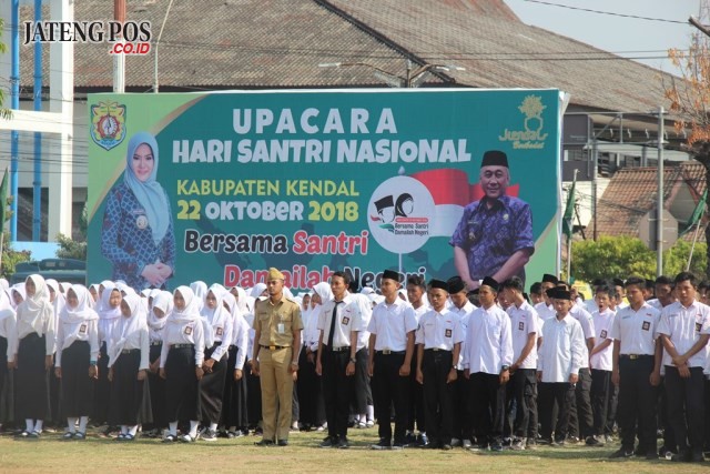 MERIAH : Ribuan santri dan siswa ikuti upacara HSN ke 4 tahun 2018 yang dieglar di Alun-alun Kendal, Senin (22/10).