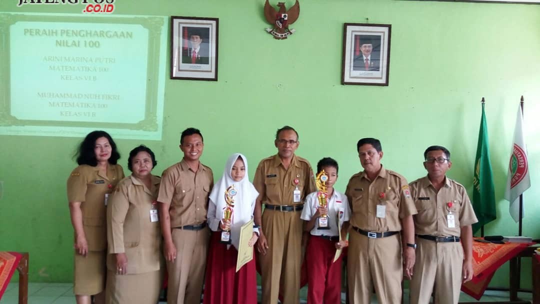 Siswa SD Miroto terima pernghargaan dari sekolahnya atas prestasi peraih 100 pada USBN tahun 2018 terbanyak se-Kecamatan Semarang Tengah.