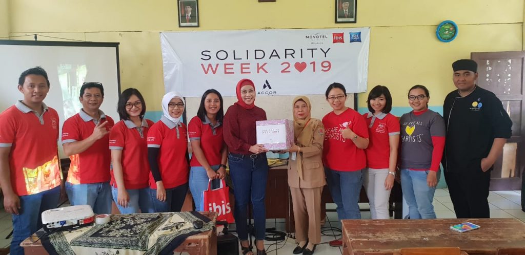 Ibis Hotel Semarang bersama jajaran SDN Gajahmungkur 01 Kota Semarang dalam sebuah kegiatan bersama. 