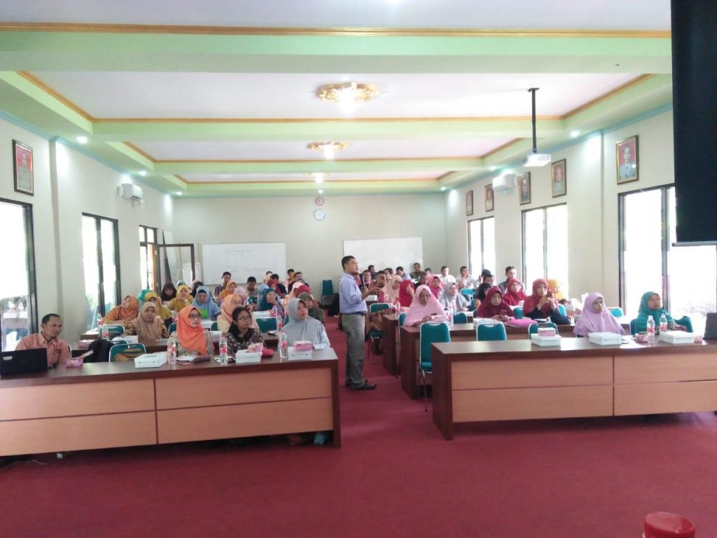 ANTUSIAS : Para peserta antusias bertanya pada penulisan artikel dan soal HOTS di aula SMAN 1 Gemolong, Minggu (26/1). 