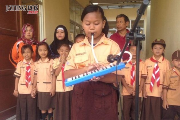 UNJUK KEBERANIAN: Memancing potensi diri, siswa siswi SD Kuningan 04 unjuk keberanian menampilkan kemampuan seni dan budaya. Semoga menjadi anak berprestasi. Aamiin.