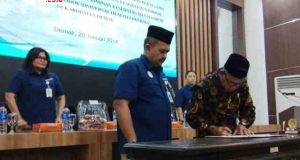 MOU : Bupati Demak menandatangani MoU antara Pemkab Demak dengan BPJS Kesehatan Cabang Semarang. Adhi/jateng pos