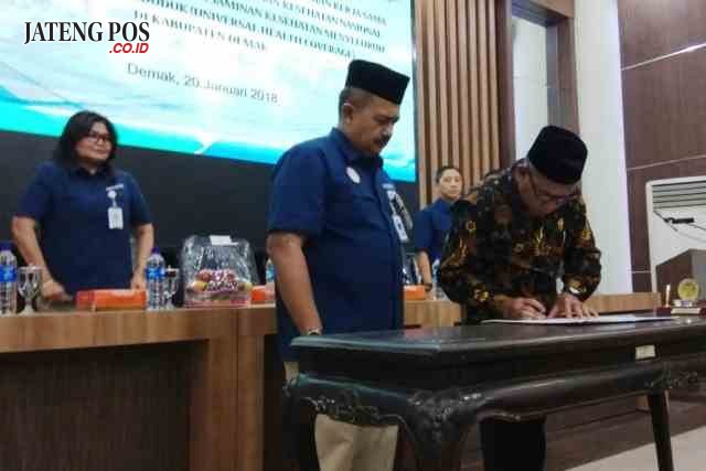 MOU : Bupati Demak menandatangani MoU antara Pemkab Demak dengan BPJS Kesehatan Cabang Semarang. Adhi/jateng pos