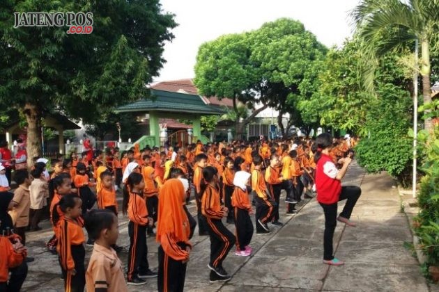 JUM'AT SEHAT: Sebagai bentuk pembiasaan hidup sehat setiap Jumat SDN Karanganyar Gunung 02 Candisari melaksanakan kegiatan senam bersama dilanjutkan kerja bhakti. Salam sehat. PPK Yesss.