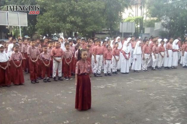 JADI PETUGAS: Apresiasi buat anak didik kita. Masih kelas 1 sudah berani tampil jadi petugas upacara. Hebat.