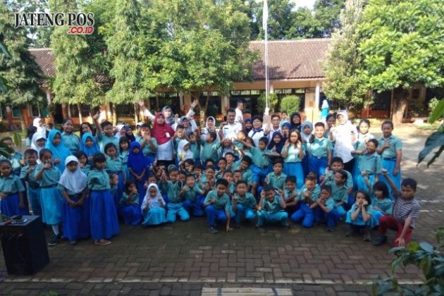 INDAH DAN NYAMAN: SDN Gunungpati 03 bertekad mengelola lingkungan sekolah menjadi nyaman dan indah sehingga menerima penghargaan BLH Kota dan UPTD Pend.Kec.Gunungpati dalam rangka lomba Sekolah Adiwiyata.