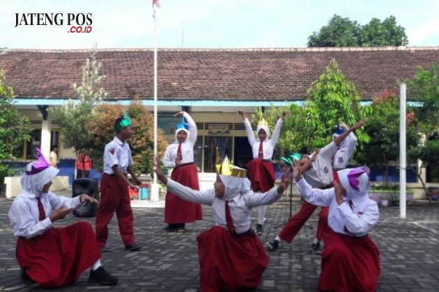 KREATIVITAS: Pembelajaran pengembangan kreativitas siswa melalui lagu-lagu daerah menumbuhkan nasionalisme dan cinta Budaya Indonesia. SD Karanganyar 01 kec Tugu. Salam sukses.