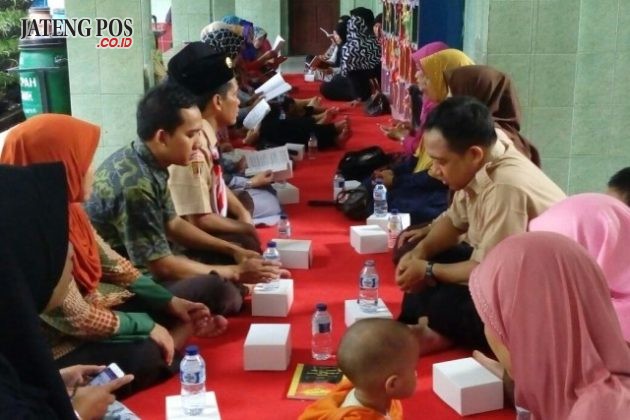 PENGAJIAN: Pengajian rutin Jumat, SDN Pekunden yang diikuti oleh warga sekolah mulai siswa, guru, TU, orang tua dll. Selamat.