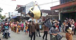 KREATIF: Aneka ragam kostum dan ogoh-ogoh kreatif ditampilkan dalam peringati HUT SMA 1 Kaliwungu ke-30, kemarin.