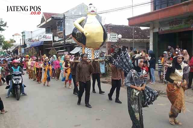 KREATIF: Aneka ragam kostum dan ogoh-ogoh kreatif ditampilkan dalam peringati HUT SMA 1 Kaliwungu ke-30, kemarin.