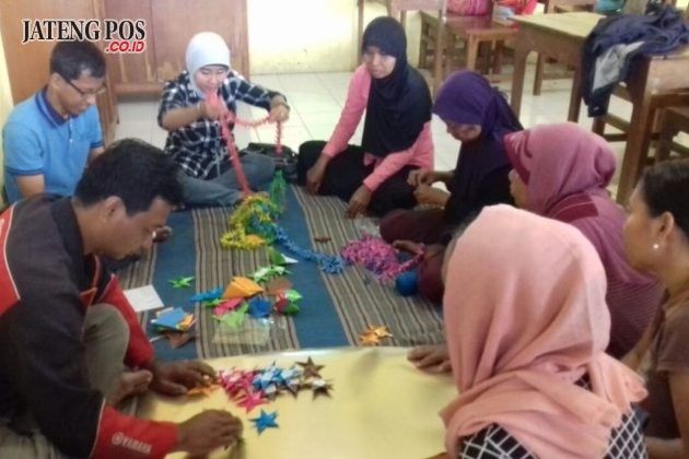 PRAKARYA: Bersama org tua murid kelas 5, membuat prakarya yang positif. Semoga bisa menjadi contoh kelas yang lain. Aamiin.