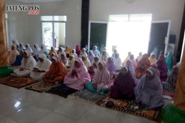 PPK RELIGIUS: Menumbuhkan semangat religius siswa/i SD Bangetayu Wetan 2 melaksanakan sholat berjamaah di Masjid setiap hari. Semoga menjadi anak Sholeh dab Sholehah Aamiin.