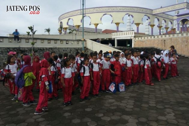 KE MAJT: Pembelajaran di luar kelas siswa SD Bugangan 03 mengunjungi Masjid Agung Jawa Tengah (MAJT). Salam PPK.