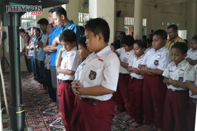 BERJAMAAH: Anak anak melaksanakan sholat dzuhur berjamaah di SD Sarirejo sebagai pengamalan penguatan PPK religi Islami. Hebat.