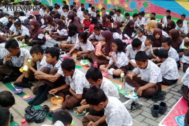 4 SEHAT 5 SEMPURNA: Membiasakan makan 4 sehat 5 sempurna, SDN Karanganyar 01 makan bersama di halaman kelas. Semoga anak anak tumbuh sehat. Salam PPK.