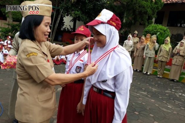 ESKUL TAEKWONDO: Implementasikan ekskul taekwondo di SDN Tembalang. Ananda Aulia dan amelia peraih emas pd taekwondo walikota cup. Sedangkan ananda Galang meraih perak. Sukses.