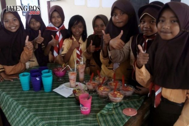 SALAM PPK: Ekskul Pramuka SDN Karangrejo 01 berupa kegiatan wirausaha membuat minuman es buah hasil karya anak2.Sukses.