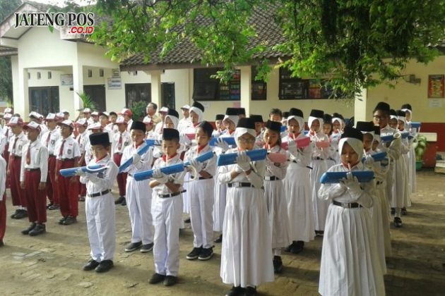 GRUP JATISARI: Group musik pianika mengiringi lagu Indonesia Raya, Mengheningkn Cipta , Mars PPK, saat upacara bendera di SD Jatisari. Hebat.