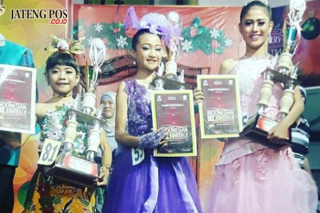 ANAK HEBAT: Prestasi Ananda LARASATI PURNAMA,siswa kelas VI SDN ROWOSARI 01.Juara I Peragaan Busana Batik, Kota Semarang 2016.Juara I putra putri Jateng(katagori anak ) 2016. Juara 1 Lomba Fashion Show Batik dan Face Model Batik Regional Semarang 2017. Anak hebat.