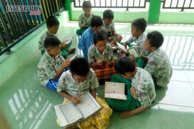 CINTA QURANI: Menanamkan Cinta Qur'an sejak dini melalui Kegiatan Ekstra BTQ di SDN KARANGAYU 03. Sukses.