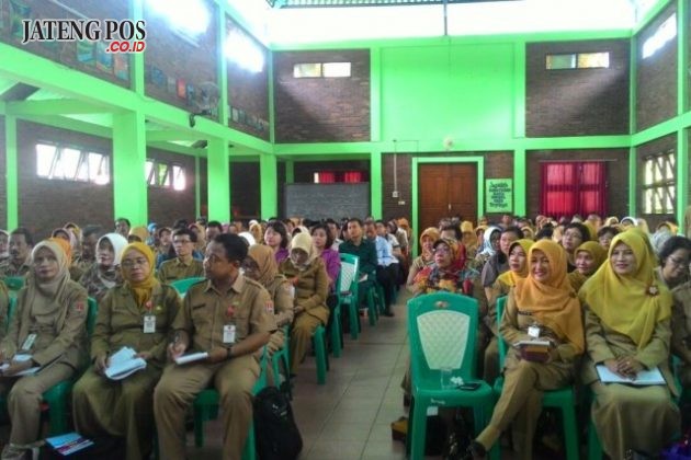 RAPAT : Rapat koordinasi dan konsolidasi sekolah pelaksana program pendidikan karakter SD tahun 2017 dan 2018 se kota Semarang di aula SD Srondol Wetan 02 kec. Banyumanik.