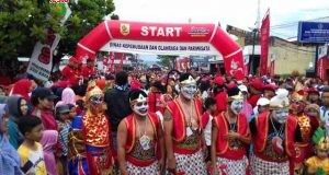 JALAN SEHAT: Start jalan sehat dalam rangka peresmian pasar tradisional Baturetno Wonogiri dan undian BPR Giri Sukadana, Minggu (14/1).(BagusSarengat)