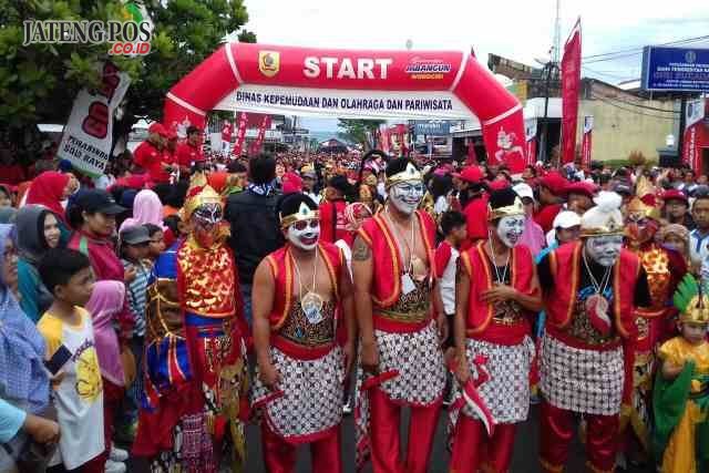 JALAN SEHAT: Start jalan sehat dalam rangka peresmian pasar tradisional Baturetno Wonogiri dan undian BPR Giri Sukadana, Minggu (14/1).(BagusSarengat)