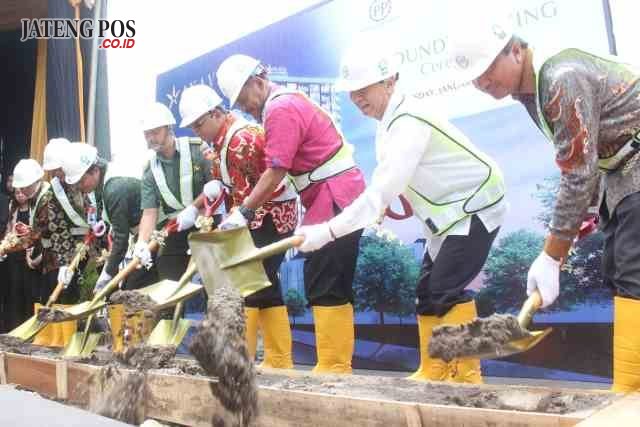 BATU PERTAMA : Pejabat Sekda Kota Semarang Agus Riyanto (tengah) bersama Guntur Raditya ketika melakukan peletakan batu pertama pembanginan Akavia Lifemark. Foto : DWI SAMBODO/JATENG POS.