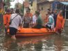 CEK – Walikota Pekalongan HM Saelany, Kapolres AKBP Ferry Sandi Sitepu, Dandim 0710 Pekalongan Letkol Inf Muhammad Ridha bersama sama mengecek daerah banjir. (didik teguh r)