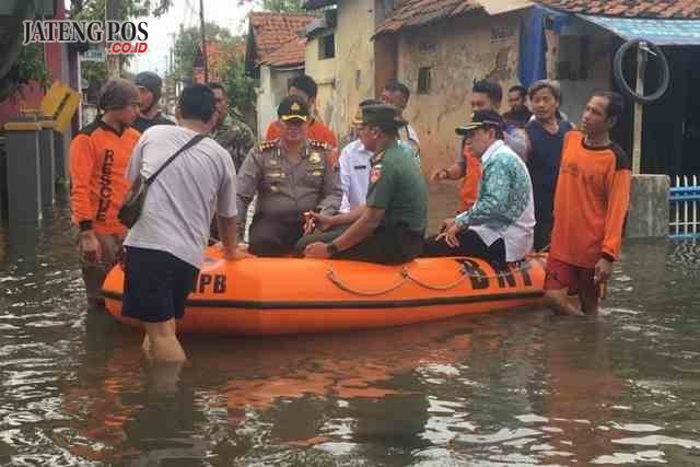 CEK – Walikota Pekalongan HM Saelany, Kapolres AKBP Ferry Sandi Sitepu, Dandim 0710 Pekalongan Letkol Inf Muhammad Ridha bersama sama mengecek daerah banjir. (didik teguh r)