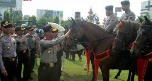 Kapolda Jateng, Irjen Pol Condro Kirono, bersama petugas dari Gakkumdu melakukan pemeriksaan pasukan sebagai bentuk kesiapan pengamanan Pilkada Serentak 2018 di Jawa Tengah. Satgas anti-black campaign dibentuk pantau potensi kecurangan