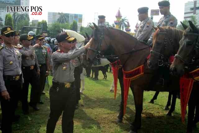 Kapolda Jateng, Irjen Pol Condro Kirono, bersama petugas dari Gakkumdu melakukan pemeriksaan pasukan sebagai bentuk kesiapan pengamanan Pilkada Serentak 2018 di Jawa Tengah. Satgas anti-black campaign dibentuk pantau potensi kecurangan