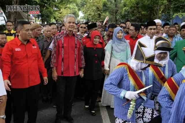 DAFTAR KPU:Pasangan bakal calon gubernur/wakil gubernur Jateng Ganjar Pranowo saat mendaftar di KPU Jateng, Selasa (9/1). Dalam pendaftaran itu ternyata tidak ada Partai Golkar sebagai pendukung/pengusung.