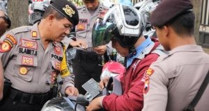 Polisi memeriksa setiap pengunjung Mapolres Semarang mengantisipasi ancaman teror