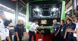 Direktur Utama PT KAI (Persero), Edi Sukmoro, Sabtu (6/1), meresmikan beroperasinya Kereta Api Inspeksi Generasi 2, di Stasiun Tawang Semarang. FOTO : PRASETYO /JATENG POS