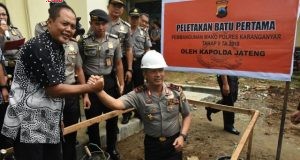 Kapolda Jateng Irjen Pol Condro Kirono berjabat tangan dengan Bupati Karanganyar Juliyatmono saat peletakan batu pertama di Mapolres Karanganyar. Dalam kesempatan itu, kapolda minta semua pihak menjaga kondusifitas menjelang Pilkada Serentak 2018