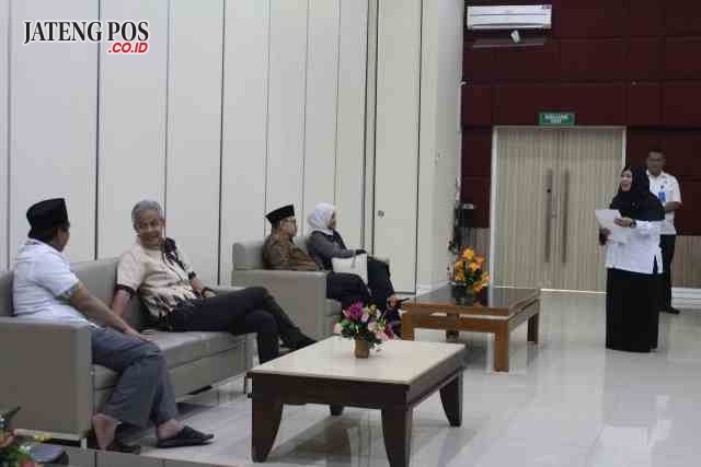 BACAGUB JATENG:Pasangan cagub/cawagub Jateng Ganjar Pranowo-Taj Yasin dan Sudirman Said-Ida Fauziyah tampak sibuk berbincang-bincang dengan pasangannya masing-masing menjelang pemeriksaan di RSUP dr.Kariadi Semarang, Jumat (12/1).