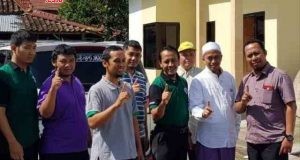 BANYAK DIMINATI : Para Anggota Developer Property Syariah (DPS) Berfoto di Depan Rumah Property Anti Riba