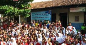 ANTUSIAS: Siswa SDN Ngemplak Simongan 01 antusias menyambut kampanye Gerakan Masyarakat Hidup Sehat (Germas) yang diisi dengan senam pagi, makan buah sayur, dan pemeriksaan kesehatan.