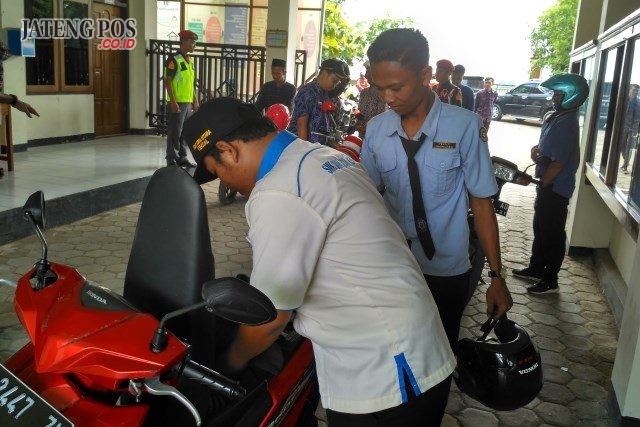 Kendaraan sepeda motor milik siswa SMK Bina Utama Kendal disweeping pihak sekolah barang kali membawa sajam