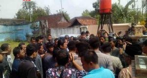 MEMANAS: Warga sempat bersitegang dengan aparat karena dilarang membentangkan spanduk. Bupati Sukoharko dalam pertemuan Muspida dengan warga masalah limbah PT RUM.