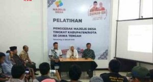 PEMBEKALAN : Calon wakil gubernur Jateng Ida Fauziyah memberikan pembekalan pada relawan pemenangan yang terbentuk dalam wadah Majelis Desa dengan tagline Ganyar atau ganti anyar. FOTO : AMBAR ADI WINARSO / JATENG POS