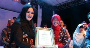 PENGHARGAAN: Bupati Mirna Annisa berikan penghargaan Bupati Award kepada insan maupun tokoh yang berdedikasi memajukan Kendal bertepatan dengan perayaan malam Tahun Baru 2018.