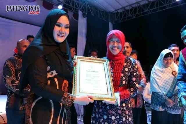 PENGHARGAAN: Bupati Mirna Annisa berikan penghargaan Bupati Award kepada insan maupun tokoh yang berdedikasi memajukan Kendal bertepatan dengan perayaan malam Tahun Baru 2018.