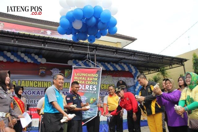 Walkot HM Saelany melounching mural batik zebra cros. (didik teguh r)