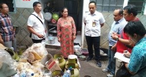 Satgas Gabungan saat melakukan sidak kepada sebuah rumah makan di Semarang yang masih mengunakan elpiji 3 Kg