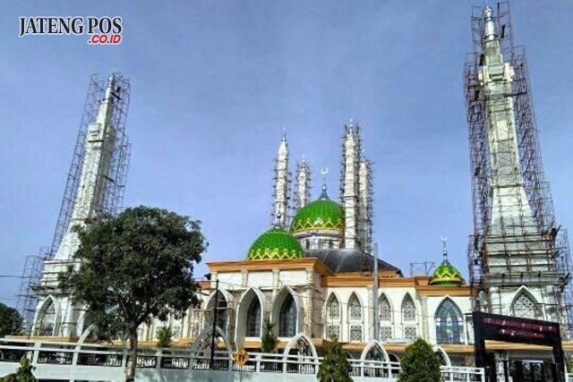 MUNDUR: Masjid Agung Baiturrahman Sukoharjo yang masih dalam tahap finishing